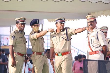 పోలీస్ అమర వీరుల సంస్మరణ దినోత్సవం పోలీస్ పెరేడ్ ను పరిశీలించిన పోలీస్ అధికారులు