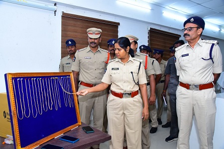 స్నాచింగ్ కేసులో అంతర్ రాష్ట్ర నేరస్తులు అరెస్ట్