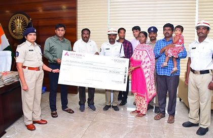 కానిస్టేబుల్ కుటుంబానికి ఆర్థిక సాయం అందజేత