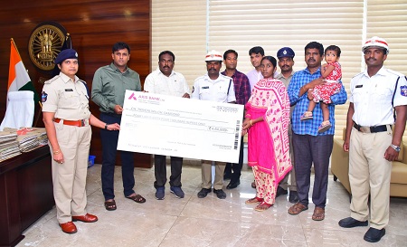 కానిస్టేబుల్ కుటుంబానికి ఆర్థిక సాయం అందజేత