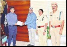 రిటైర్డ్ హోంగార్డుకు రూ. 5 లక్షల చెక్కు అందజేత