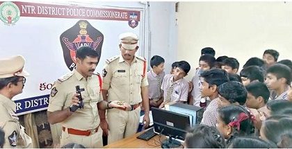 విద్యార్ధులకు ఆయుధాల గురించి వివరించిన నగర పోలీసులు