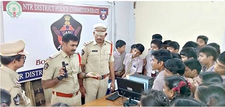 విద్యార్ధులకు ఆయుధాల గురించి వివరించిన నగర పోలీసులు