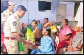 వృద్దులకు పండ్లు,  దుప్పట్ల పంపిణీ