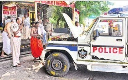 పోలీసు వాహనాలకు పూజలు