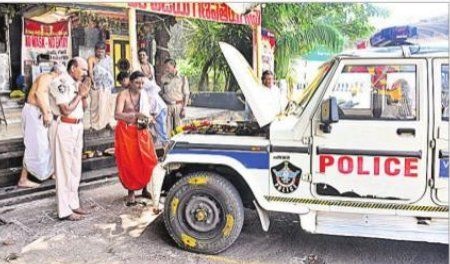 పోలీసు వాహనాలకు పూజలు