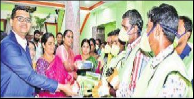 వీఎంసీ   కార్మికులకు దుస్తులు పంపిణి