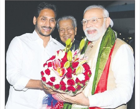 ప్రధాని మోదీకి ఘన స్వాగతం
