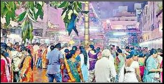 భక్తులతో పోటెత్తిన శివాలయాలు