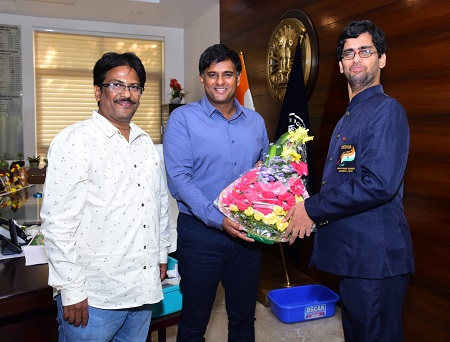 చెస్ క్రీడాకారుడు కె.వి.కె. కార్తీక్‌ ను అభినందించిన పోలీస్ కమీషనర్, శ్రీ కాంతి రాణా టాటా, ఐ.పి.ఎస్. గారు