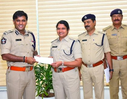 పోలీసులకు నగదు రివార్డ్‌లు