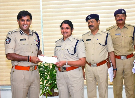 పోలీసులకు నగదు రివార్డ్లు
