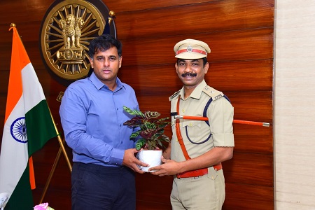 సీపీని కలిసిన డీసీపీ