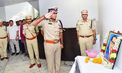 భారత రాజ్యాంగ దినోత్సవాన్ని పురస్కరించుకుని ప్రతిజ్ఞ చేయించిన నగర పోలీస్ కమీషనర్ శ్రీ కాంతి రాణా టాటా, ఐ.పి.ఎస్. గారు.