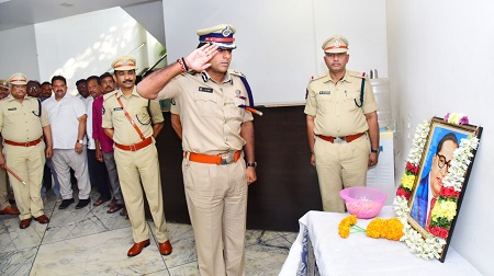 భారత రాజ్యాంగ దినోత్సవాన్ని పురస్కరించుకుని ప్రతిజ్ఞ చేయించిన నగర పోలీస్ కమీషనర్ శ్రీ కాంతి రాణా టాటా, ఐ.పి.ఎస్. గారు.