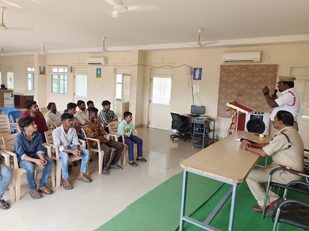 నగరంలో ట్రాఫిక్ నిబంధనలను ఉల్లంఘించిన వారిపై ప్రత్యేక తనిఖీలు మరియు కౌన్సిలింగ్