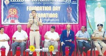 మార్పులను గమనిస్తూ అభివృద్ధికి బాటలేయాలి: డీసీపీ