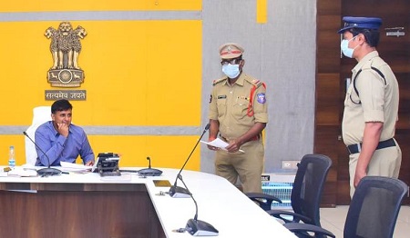 'పోలీస్ వెల్ఫేర్ డే' లో 24 ఫిర్యాదులను స్వీకరించిన పోలీస్ కమీషనర్ శ్రీ కాంతి రాణా టాటా ఐపిఎస్ గారు