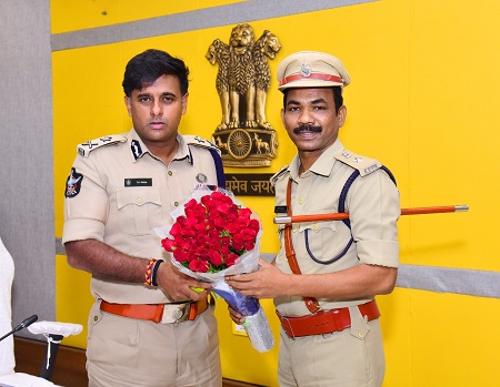 ఎన్.టి.ఆర్ .జిల్లా  అడ్మిన్  డి.సి.పి. గా  బాధ్యతలు  స్వీకరించిన శ్రీ మోకా సత్తిబాబు గారు.