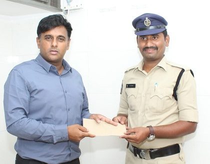 ఏ. కొండూరు పోలీస్ స్టేషన్ కానిస్టేబుల్ ను నగదు రివార్డ్ తో అభినందించిన పోలీస్ కమీషనర్ గారు