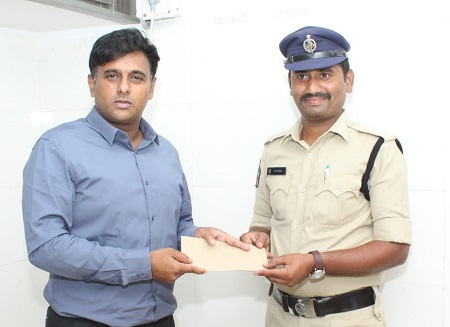 ఏ. కొండూరు పోలీస్ స్టేషన్ కానిస్టేబుల్ ను నగదు రివార్డ్ తో అభినందించిన పోలీస్ కమీషనర్ గారు