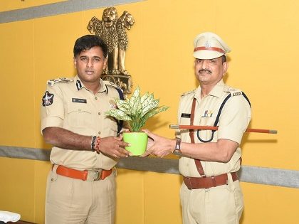 నగర పోలీస్ కమీషనర్  శ్రీ కాంతి రాణా టాటా  ఐ.పి.ఎస్., గారిని మర్యాద పూర్వకంగా కలిసిన నార్త్ మరియు మైలవరం ఏ.సి.పి.లు  శ్రీ సి.హెచ్ .రవి కాంత్ గారు  మరియు శ్రీ యం.రమేష్ గారు