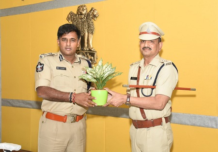 నగర పోలీస్ కమీషనర్  శ్రీ కాంతి రాణా టాటా  ఐ.పి.ఎస్., గారిని మర్యాద పూర్వకంగా కలిసిన నార్త్ మరియు మైలవరం ఏ.సి.పి.లు  శ్రీ సి.హెచ్ .రవి కాంత్ గారు  మరియు శ్రీ యం.రమేష్ గారు