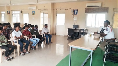 ట్రాఫిక్ నిబంధనలు ఉల్లంఘించిన వారిపై తనిఖీలు