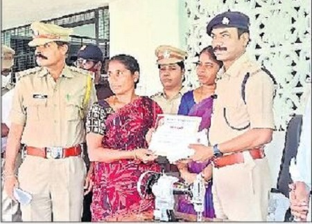 సారా కేసుల్లో ముద్దాయిలకు కుట్టు శిక్షణ ద్వారా ఉపాధి