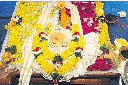 దుర్గమ్మ దర్శనానికి పోటెత్తిన భక్తులు