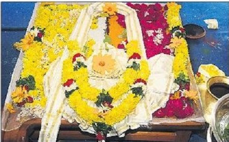 దుర్గమ్మ దర్శనానికి పోటెత్తిన భక్తులు