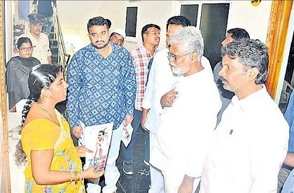 ఇళ్ల ముంగిటే సంక్షేమ పథకాలు