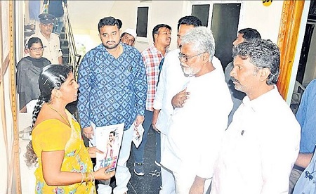 ఇళ్ల ముంగిటే సంక్షేమ పథకాలు