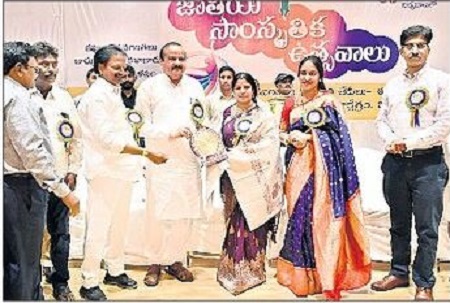కవులు, రచయితలు మేధో వికాసానికి కృషి చేయాలి