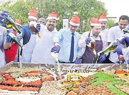 సందడిగా కేక్ మిక్సింగ్