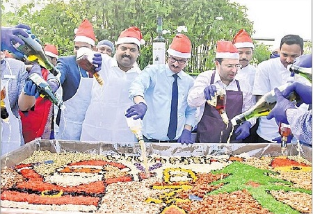సందడిగా కేక్ మిక్సింగ్