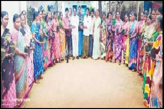 డ్వాక్రా మహిళలకు మొక్కల పంపిణీ