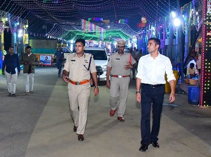 భవాని దీక్షా  విరమణల సందర్భంగా రాత్రి సమయంలో ఆకస్మిక తనిఖీ చేసి సిబ్బందిని  అ ప్రమత్తం చేసిన నగర పోలీస్ కమీషనర్ శ్రీ కాంతి రాణా టాటా ఐ.పి.ఎస్. గారు