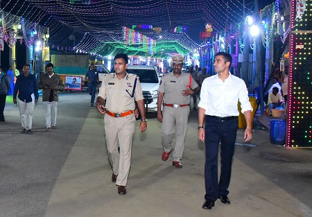భవాని దీక్షా  విరమణల సందర్భంగా రాత్రి సమయంలో ఆకస్మిక తనిఖీ చేసి సిబ్బందిని  అ ప్రమత్తం చేసిన నగర పోలీస్ కమీషనర్ శ్రీ కాంతి రాణా టాటా ఐ.పి.ఎస్. గారు