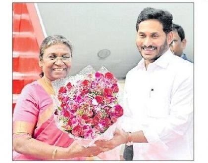ఎయిర్‌పోర్ట్‌లో రాష్ట్రపతికి ఘన స్వాగతం