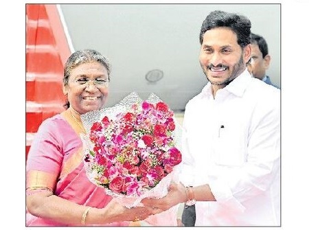 ఎయిర్‌పోర్ట్‌లో రాష్ట్రపతికి ఘన స్వాగతం