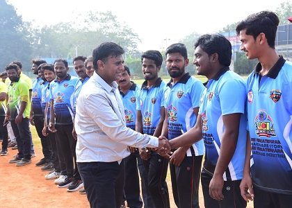 క్రికెట్ టోర్నమెంట్ ను ప్రారంభించిన నగర పోలీస్ కమీషనర్ శ్రీ కాంతి రాణా టాటా ఐ.పి.ఎస్.గారు.