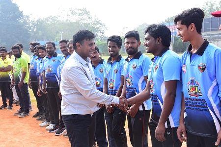 క్రికెట్ టోర్నమెంట్ ను ప్రారంభించిన నగర పోలీస్ కమీషనర్ శ్రీ కాంతి రాణా టాటా ఐ.పి.ఎస్.గారు.