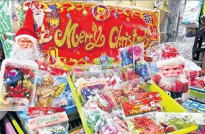 ఆకట్టుకుంటున్న క్రిస్మస్ ట్రీస్, స్టార్స్