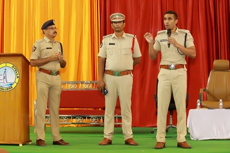 భవానీ భక్తులు   ఎలాంటి అవాంతరాలు లేకుండా దీక్షల  విరమణ చేసుకునే విధంగా విధులు నిర్వహించాలి