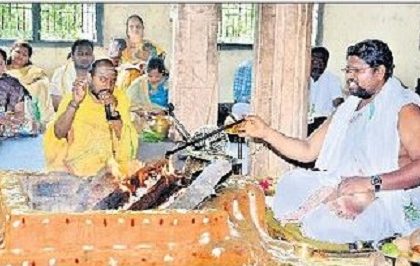 దుర్గమ్మకు స్వర్ణ కవచాలంకారం