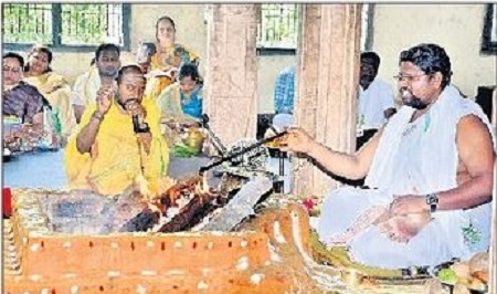 దుర్గమ్మకు స్వర్ణ కవచాలంకారం