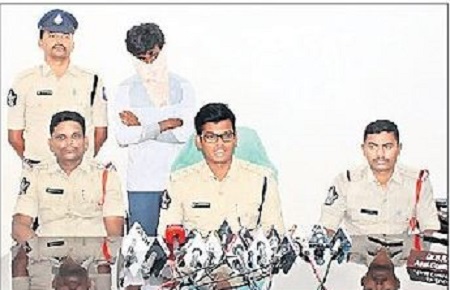 ఆదాయ పన్ను అధికారినంటూ మోసం