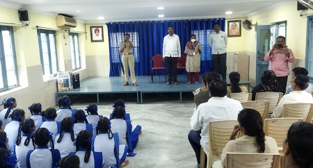 సోషల్ మీడియా  మరియు  సైబర్ క్రైమ్ ద్వారా జరుగుతున్న నేరాలపై విద్యార్థులకు అవగాహన మరియు చేరువ వాహనం ద్వారా ప్రజలకు అవగాహన కార్యక్రమాలు