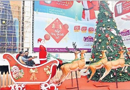 ఆకట్టుకున్న క్రిస్మస్ ట్రీ
